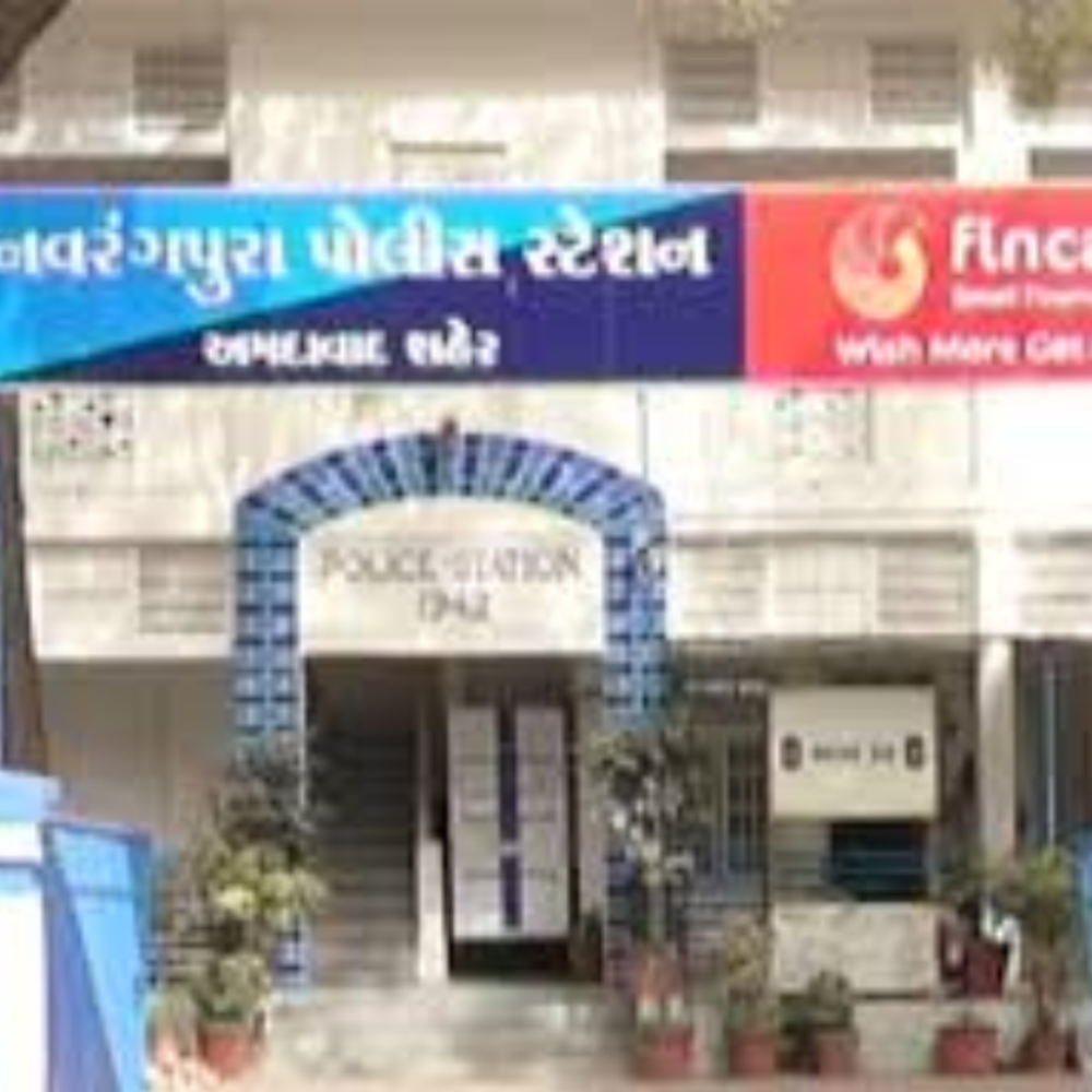 આંગડિયા પેઢીના કર્મચારીનું ધ્યાન ભટકાવીને ૨૦ લાખની ઉઠાંતરી