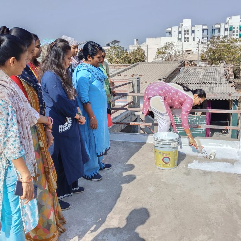 સ્લમ વિસ્તારમાં ગરમી ઘટાડવા અભિયાન: છત પર Solar Reflective White Paint લગાવી ઘરને ઠંડુ કરવાનો પ્રયાસ.