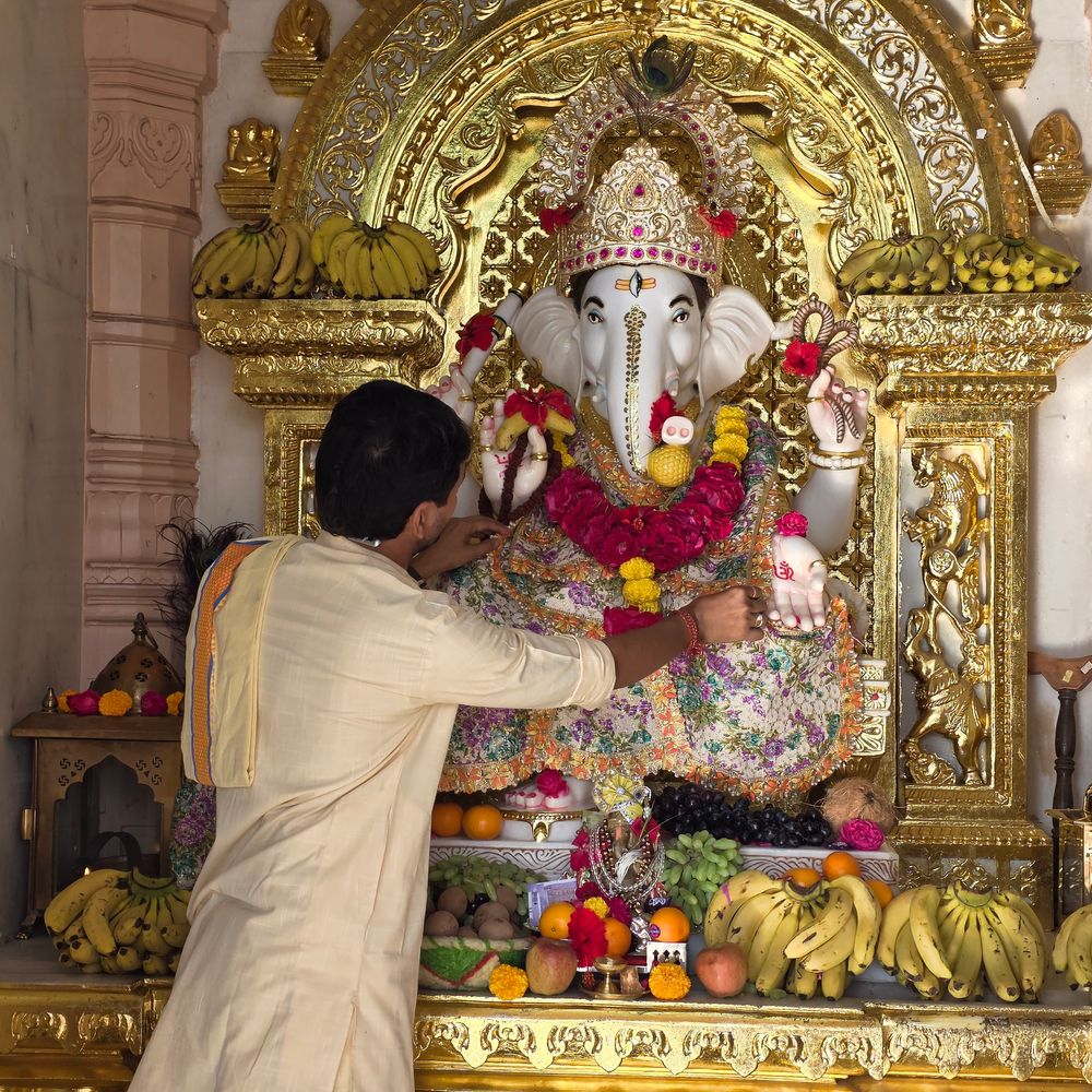 હિંમતનગર અષ્ટવિનાયક મંદિરમાં સંકટચોથની ઉજવણી: ગણપતિદાદાને ફળોનો વિશેષ શણગાર.