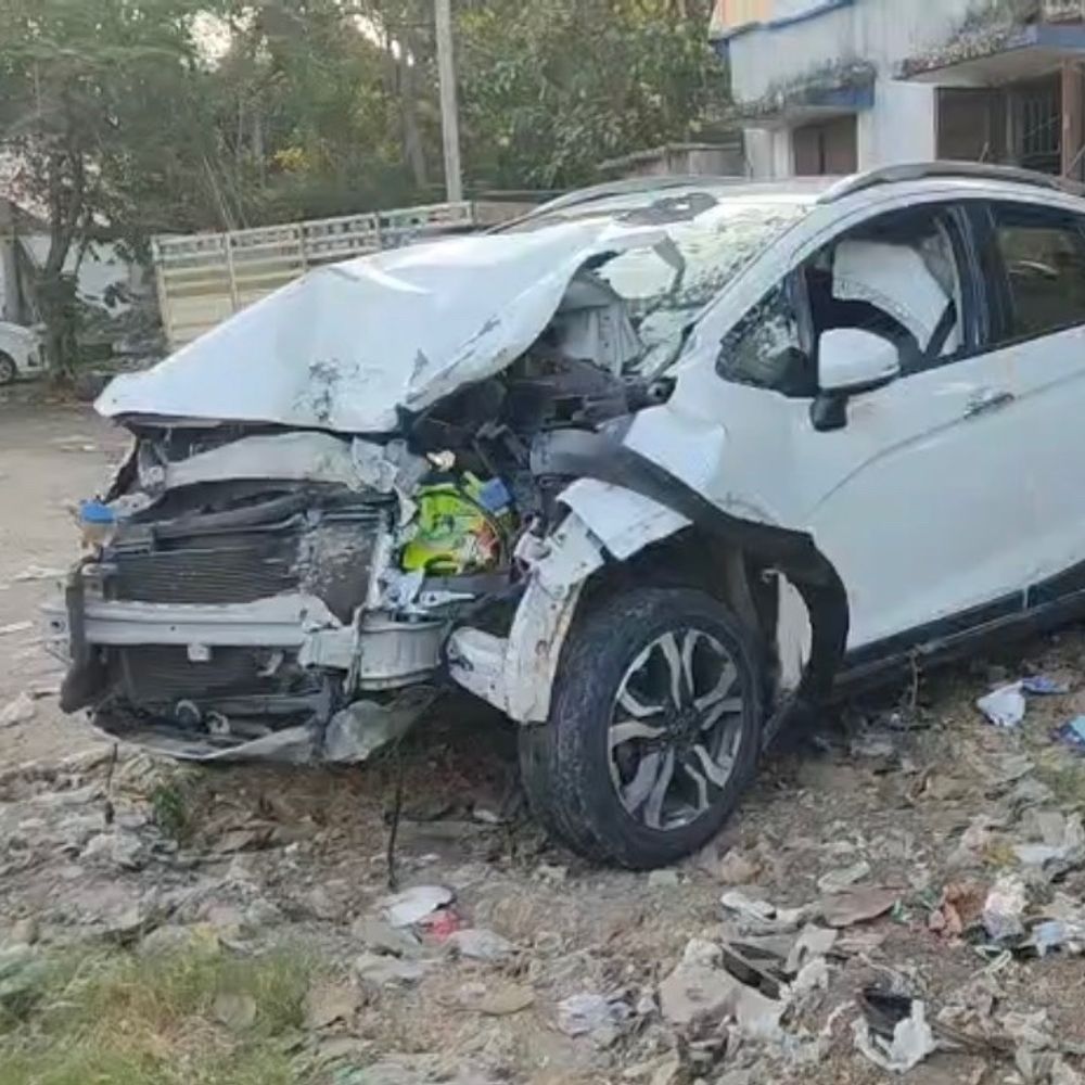 ડોક્ટરને થાકને કારણે ઝોકું આવતા અકસ્માત: 4 વાહનો અડફેટે, 5 ઈજાગ્રસ્ત; લાંબી સર્જરી બાદ સુરતના પાલ-ઉમરા બ્રિજ પર ઘટના.