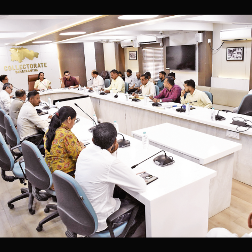 પાલનપુર દિશા કમિટી બેઠક: સાંસદ ગેનીબેન ઠાકોરે વિવિધ યોજનાઓની સમીક્ષા કરી.