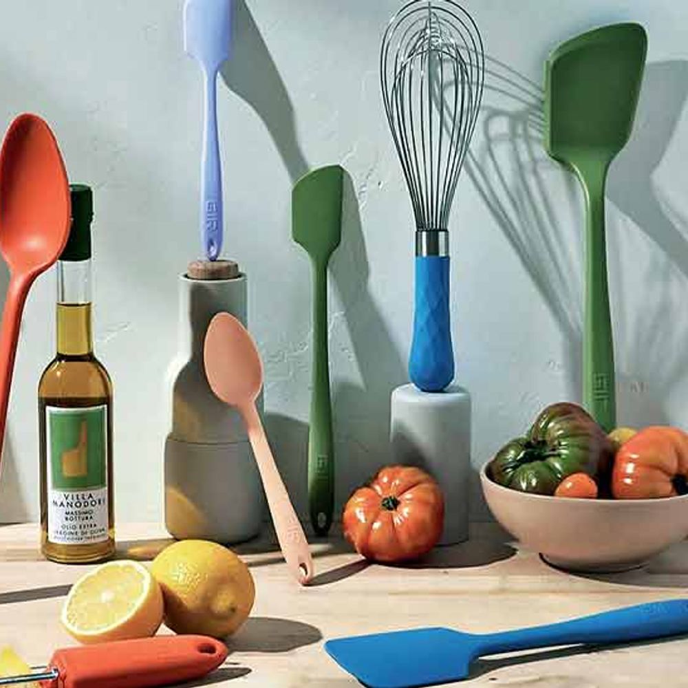 રસોડા માટે કામના Kitchen Tools: ગાર્લિક પ્રેસ, સલાડ સ્પિનર, ઓઈલ સ્પ્રેયર અને સિલિકોન સ્પેચ્યુલા જેવા ટૂલ્સ.