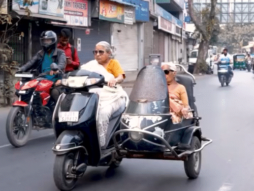 શોલેના જય-વીરુ જેવી જોડી: 87 વર્ષે બાઈક ચલાવતાં દાદી