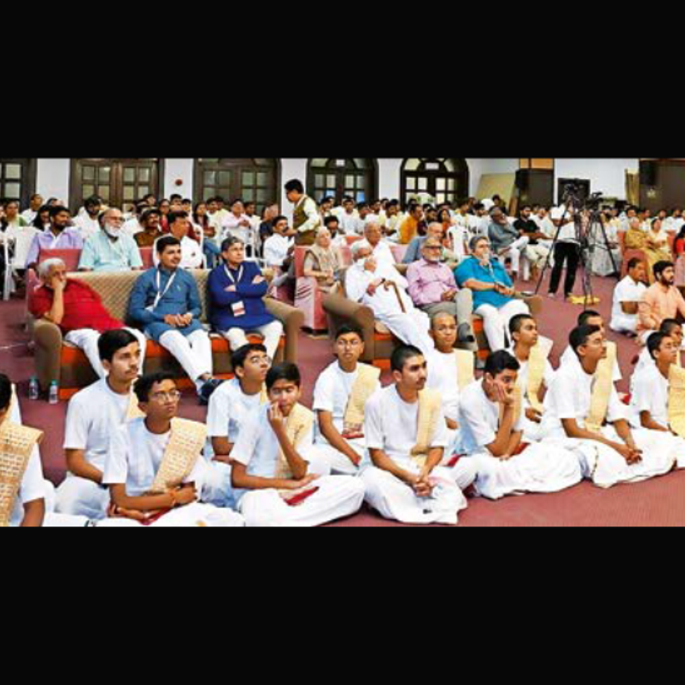 કવિ સંમેલન: 'ઈંટનું ટોળું મળ્યું તો ભીંત થઈ' - પંક્તિ સાથે પોરબંદરમાં સાહિત્ય ચિંતન શિબિરમાં આયોજન.