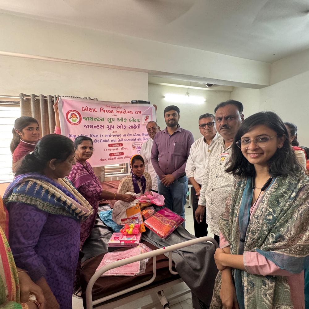 બોટાદમાં આંતરરાષ્ટ્રીય મહિલા દિવસની ઉજવણી અને દીકરી વધામણા કાર્યક્રમમાં નવજાત બાળકીઓને ભેટ અપાઈ.