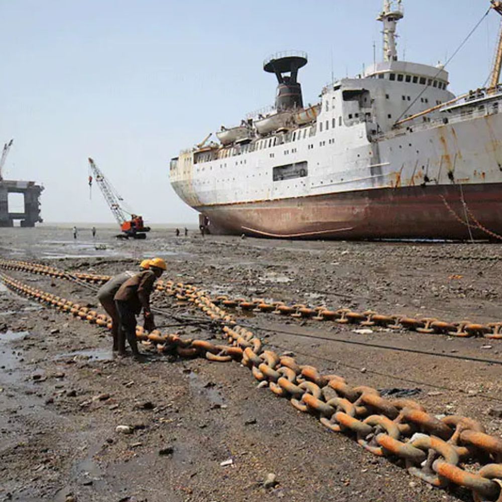 પ્રતિબંધિત જહાજો માટે અલંગ શિપબ્રેકિંગ યાર્ડ આશાનું કિરણ બની શકે, કેન્દ્ર સરકાર સમસ્યાઓ દૂર કરવા પ્રયત્નશીલ.