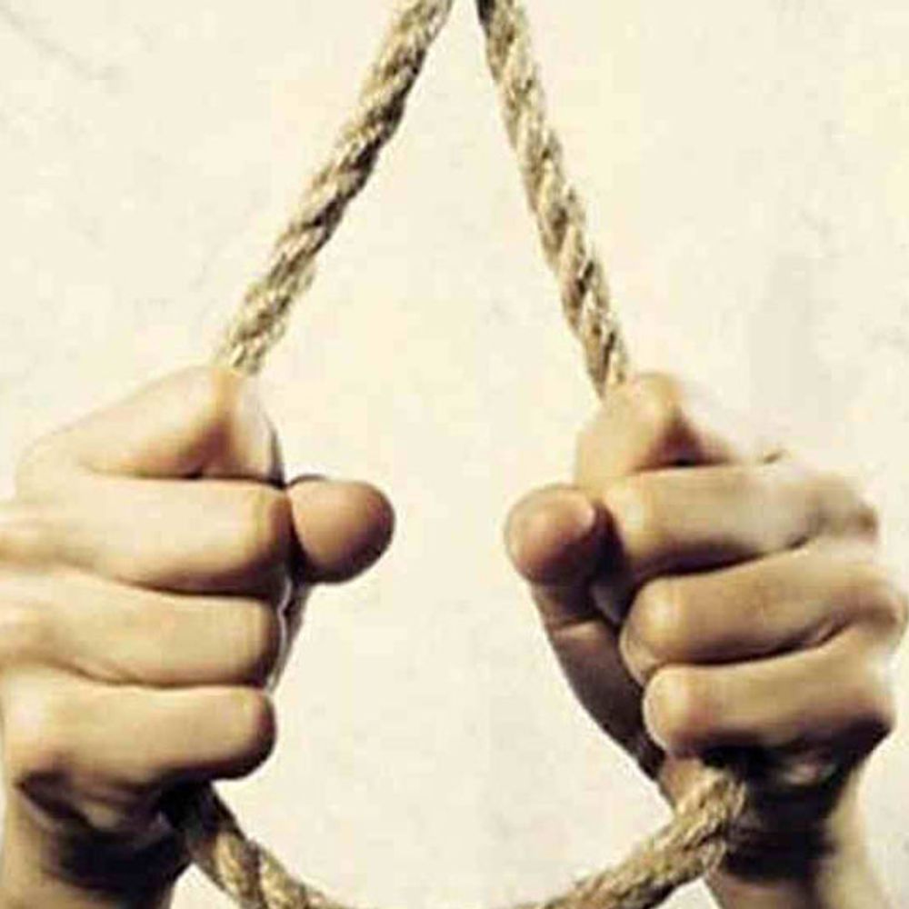 રાજકોટમાં કૌટુંબિક કંકાશથી કંટાળી સગીરનો આપઘાતનો પ્રયાસ, પિતાએ બચાવ્યો.",