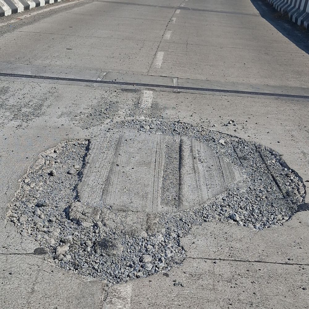 વલસાડ અતુલ-દિવેદ બ્રિજ 3 વર્ષમાં જ જર્જરિત:ગાબડામાંથી સળિયા દેખાતાં વાહનચાલકો માટે જોખમ વધ્યું