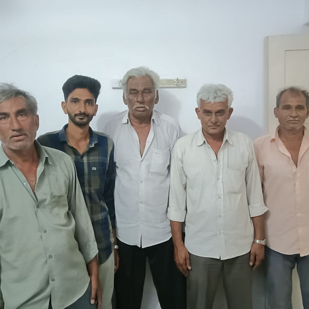 બગવદર પોલીસે જુગાર રમતા 5 ઝડપ્યા, 2 ફરાર:પોરબંદરમાં કુલ 7 સામે ગુનો દાખલ, રોકડ જપ્ત