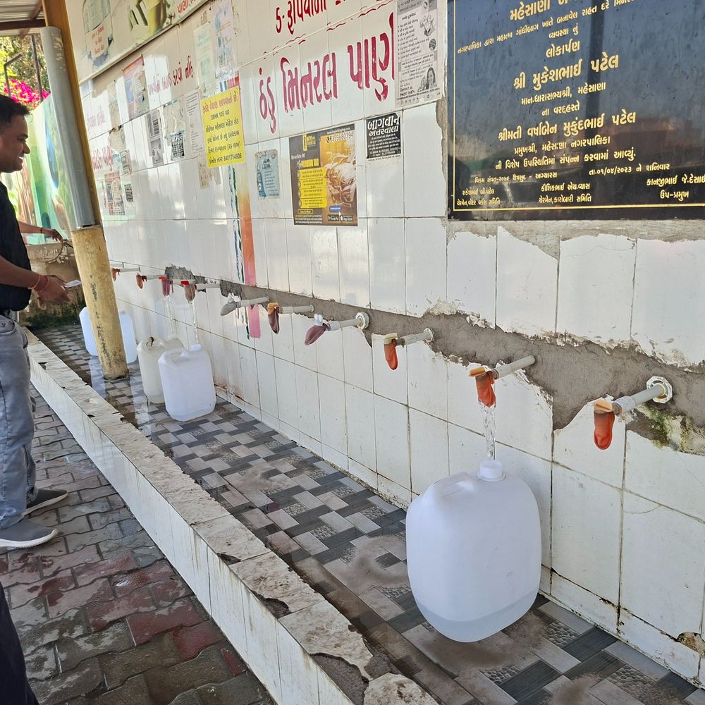 મહેસાણાવાસીઓને કાળઝાળ ગરમીમાં મળશે રાહત:મનપાના વોટર પ્લાન્ટ પર હવે 5 રૂપિયામાં મળશે 20 લિટર ORS યુક્ત ઠંડું પાણી; નાગરિકોને લૂ અને ડિહાઈડ્રેશનથી બચાવવા નિર્ણય