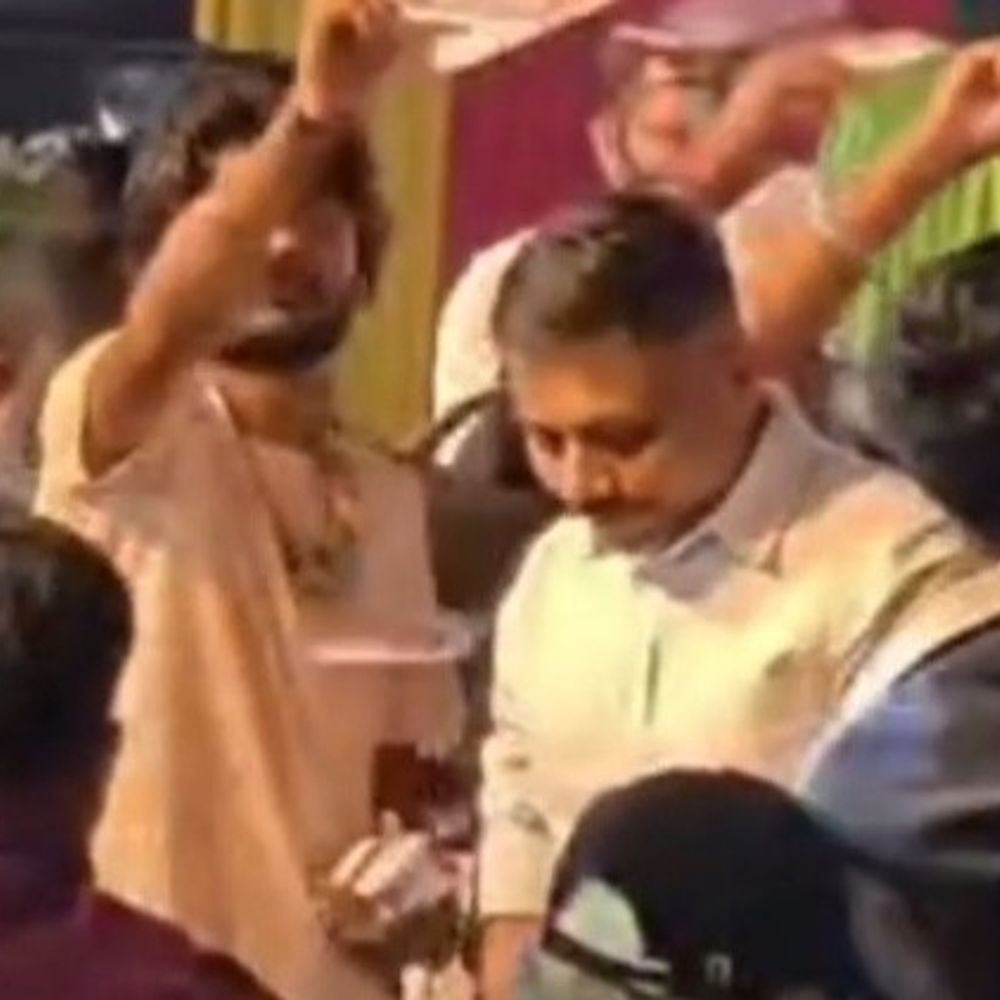 ડાયરામાં PI પર બુટલેગરે ચલણી નોટ વરસાવી, VIDEO:પોલીસ વિભાગની ગરિમાને લાંછન લાગતા મહેસાણા SPએ સાંથલ PIને સસપેન્ડ કર્યા