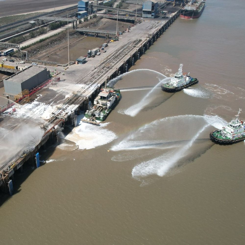 યુદ્ધ જેવો હવાઈ ડ્રોન હુમલો થતા અફરાતફરી:અદાણી હજીરા પોર્ટ ઉપર લિક્વિડ જેટી અને લિક્વિડ ટર્મિનલ પર 'ડ્રોન હુમલા', બોટ દ્વારા પાણીનો મારો ચલાવ્યો, સુરક્ષા સજ્જતા ચકાસવા મોકડ્રીલ