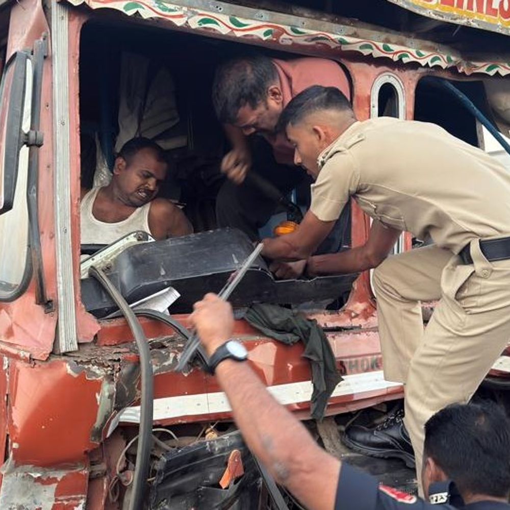 બે ટ્રકો વચ્ચે થઈ જોરદાર ટક્કર:સુરતના ગોથાણ બ્રિજ પર ગમખ્વાર અકસ્માત, ટ્રક ચાલક કેબિનમાં ફસાયો; ફાયર બ્રિગેડે રેસ્ક્યુ કરી જીવ બચાવ્યો