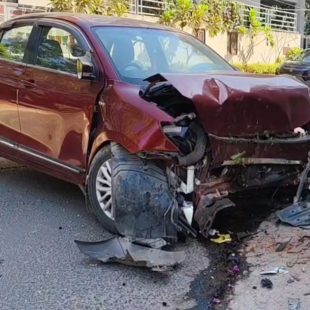 વડોદરામાં બે સ્થળોએ રોડ અકસ્માત:અલકાપુરીમાં પૂરપાટ ઝડપે જઈ રહેલી કાર દીવાલ સાથે અથડાઈ, યુવક ઇજાગ્રસ્ત, સેવાસીમાં કાર અને બાઇક વચ્ચે અકસ્માત, બાઈક ચાલક ઈજાગ્રસ્ત