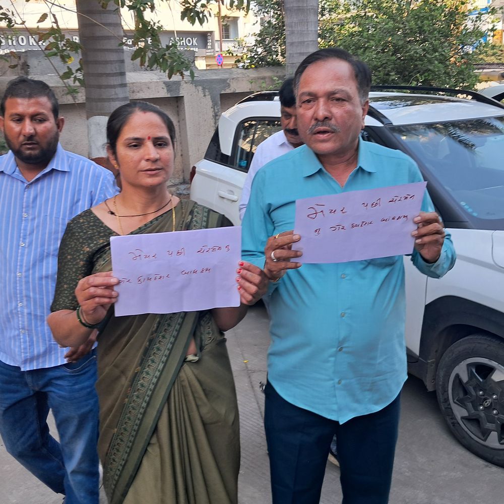 રાજકોટ મનપાનું અંતિમ જનરલ બોર્ડ તોફાની બન્યું:ફ્લાવર બેડના દંડના હપ્તા માટે અરજન્ટ દરખાસ્ત લવાતા વિપક્ષનો હોબાળો, 10 મિનિટમાં જ ધડાધડ 14 દરખાસ્તો મંજૂર કરી દેવાઈ