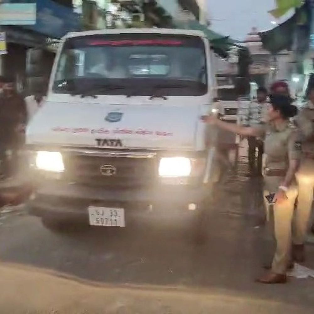 બોટાદ શાકમાર્કેટમાં ટ્રાફિક પોલીસે કાર્યવાહી કરી:નડતરરૂપ લારી-ગલ્લા હટાવ્યા, આડેધડ પાર્કિંગ સામે દંડ વસૂલ્યો