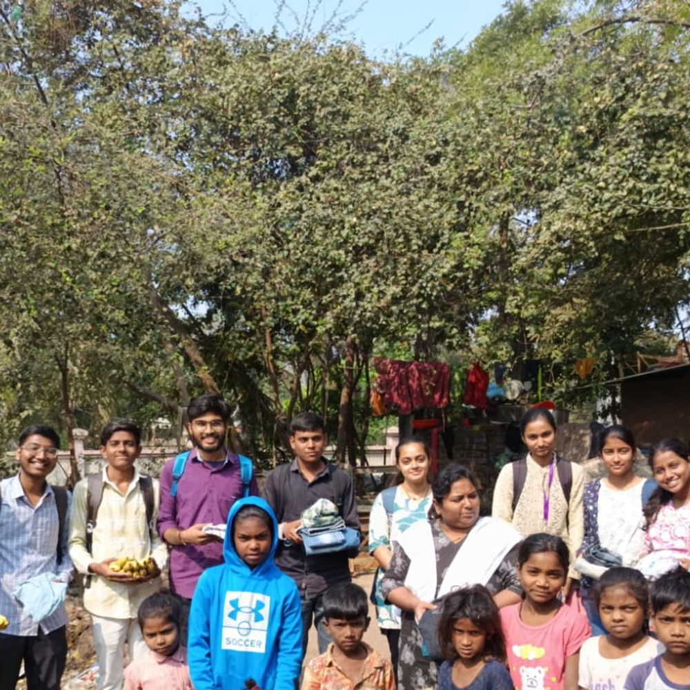 આણંદ કોમર્સ કોલેજે ક્લોથ ડોનેશન ડ્રાઈવ યોજી:જરૂરિયાતમંદોને કપડાંનું વિતરણ કરાયું, વિદ્યાર્થીઓમાં મૂલ્યોનું સિંચન કરાયું