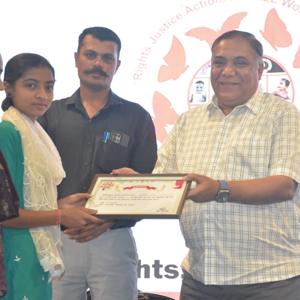 કલેક્ટર ઉપાધ્યાયે મહિલાઓને સ્વાભિમાન સાથે આગળ વધવા હાકલ કરી:સરકારી યોજનાના લાભાર્થીઓને ચેક અપાયા, નારી શક્તિનું સન્માન કરાયું