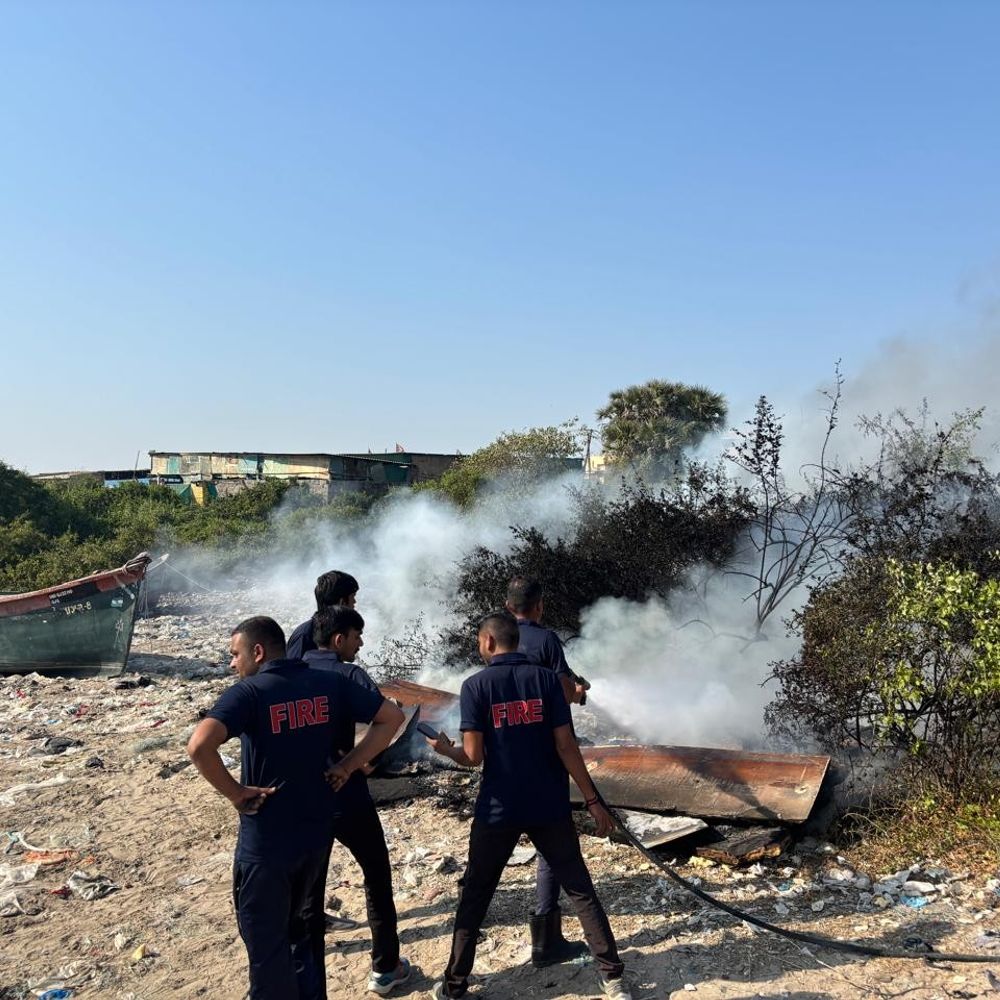 વેરાવળ બંદરે ફિશિંગ બોટમાં આગ લાગી:આગની જ્વાળાઓ અને ધુમાડો ઉઠતા અફરાતફરીનો માહોલ સર્જાયો, ફાયર બ્રિગેડે કાબૂ મેળવ્યો, બોટ બળીને ખાખ