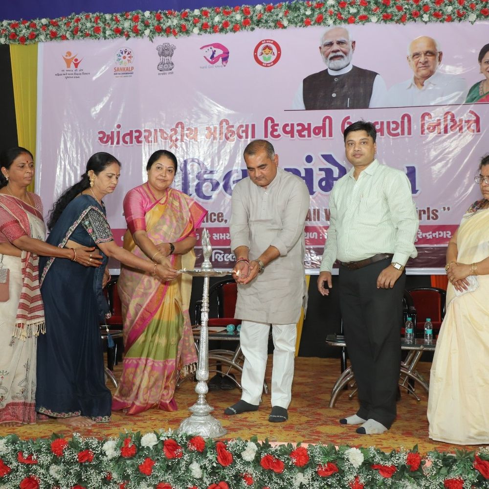 વઢવાણમાં આંતરરાષ્ટ્રીય મહિલા દિવસની ઉજવણી:જિલ્લા પંચાયત પ્રમુખના અધ્યક્ષસ્થાને મહિલાઓનું સન્માન અને કીટ વિતરણ