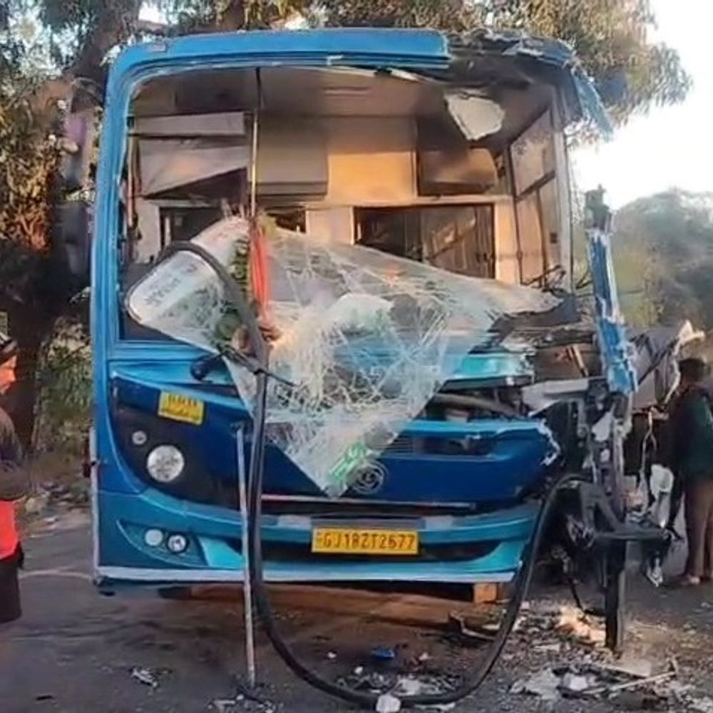 સુરખેડા પાસે ST બસ અને પાઇપ ભરેલા ટ્રેલર વચ્ચે અકસ્માત થયો, કોઈ જાનહાનિ થઈ નથી.