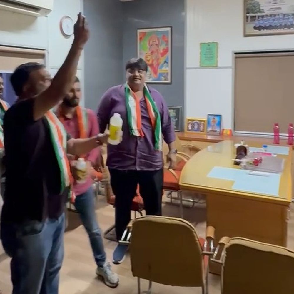 જામનગર મનપાની છેલ્લી સ્ટેન્ડિંગમાં વિપક્ષનો હંગામો:કોંગ્રેસે ગંગાજળ છાંટી 40% કમિશનનો આરોપ લગાવ્યો