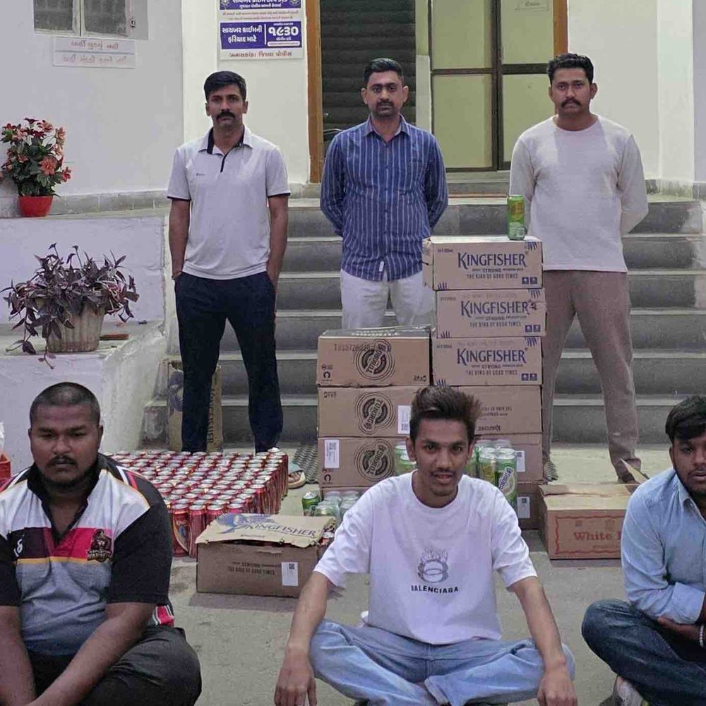બનાસકાંઠા LCB: 6 લાખનો દારૂ ઝડપ્યો:પાલનપુર પાસેથી અર્ટીગા કારમાંથી વિદેશી દારૂ મળ્યો