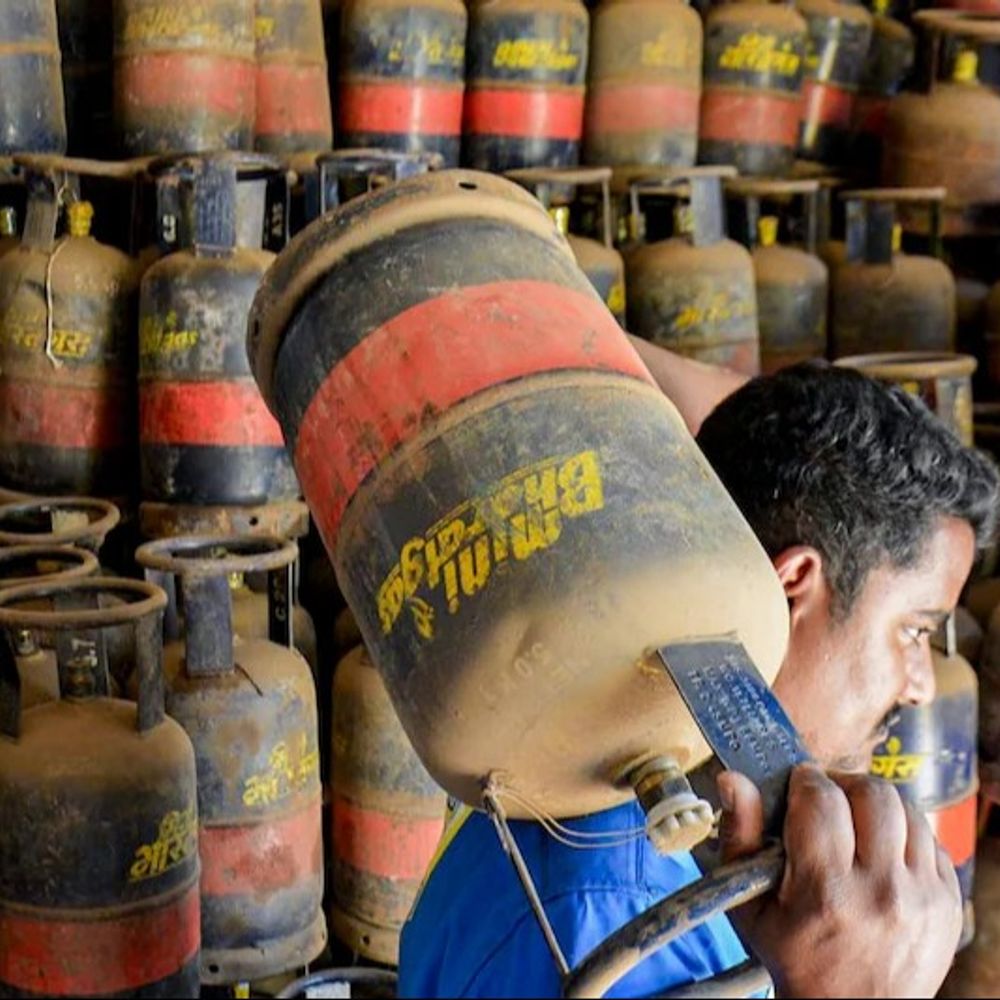 દેશના ઘણા રાજ્યોમાં કોમર્શિયલ ગેસ સિલિન્ડર સપ્લાય બંધ:હોટલ અને રેસ્ટોરાં સંચાલકોએ કહ્યું- વધારે ભાવ પણ ચૂકવવા તૈયાર, છતાંય ગેસ મળી રહ્યો નથી