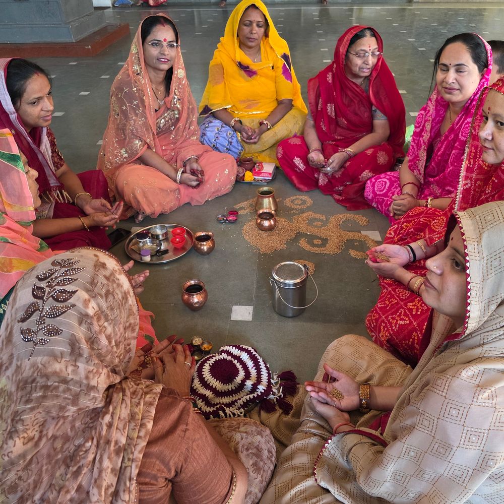 હિંમતનગરમાં શીતળા સાતમની ઉજવણી: મહિલાઓએ હરસિદ્ધિ મંદિરે શીતળા માતાજીની પૂજા કરી.