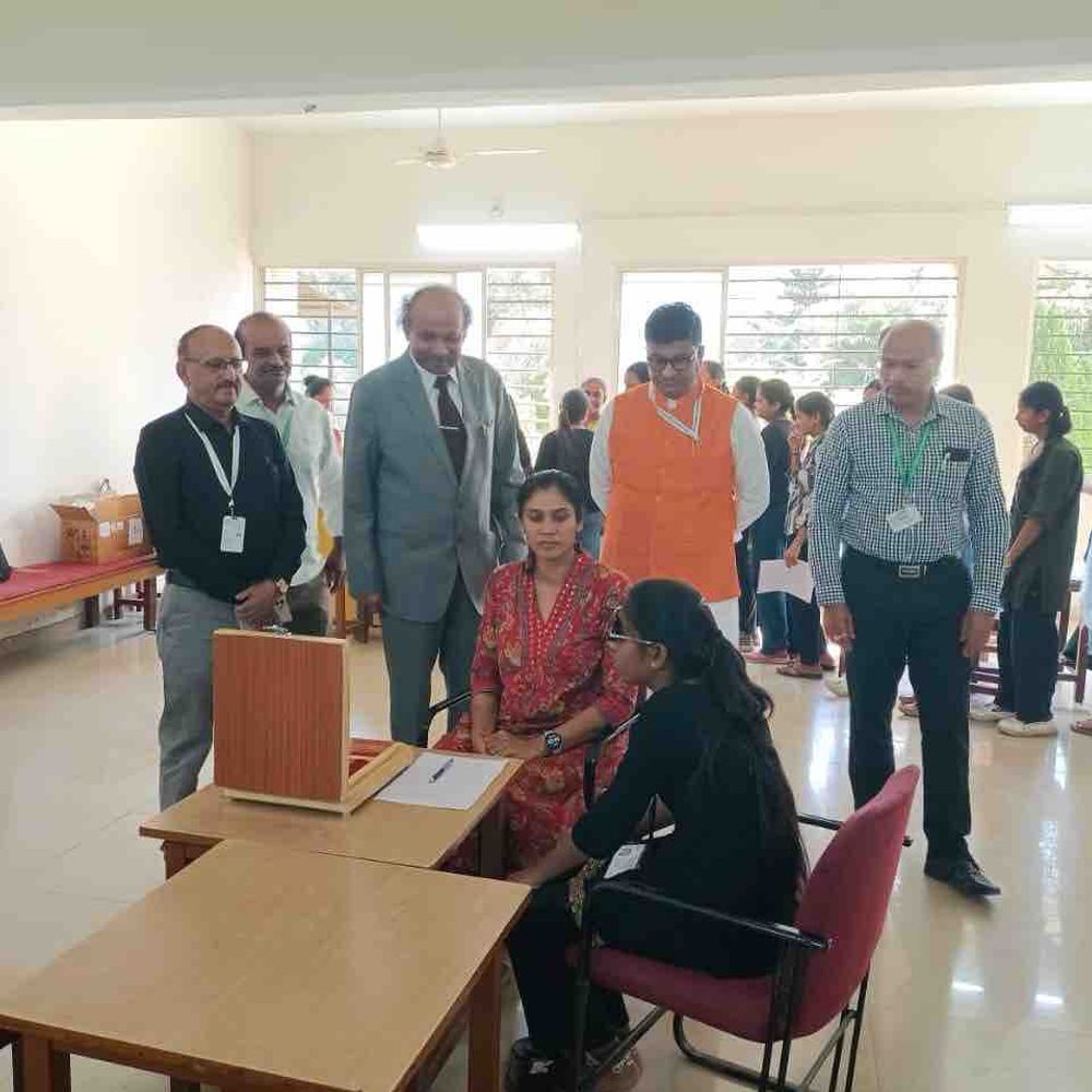 ઉમા કોલેજમાં વિદ્યાર્થિનીઓનું મેડિકલ ચેકઅપ:ગાંધીનગરની ઉમા આર્ટ્સ એન્ડ નાથીબા કોમર્સ મહિલા કોલેજમાં કેમ્પ યોજાયો