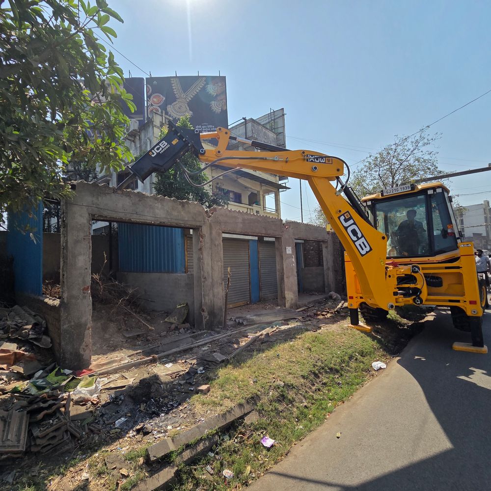 નવસારીમાં રોડ સાઇડના દબાણો પર પાલિકાનો હથોડો:ટ્રાફિક સમસ્યા દૂર કરવા ડિમોલિશન; દૂધિયા તળાવ પાસે 10.5 મીટરનો રોડ હવે 18 મીટરનો થશે