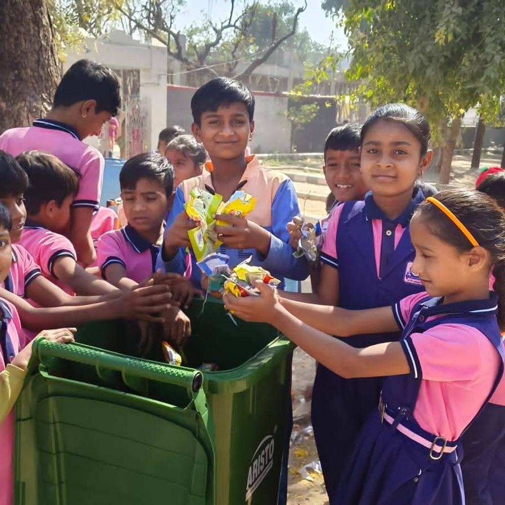લાખવડ શાળાનો અનોખો પ્રયોગ:પ્લાસ્ટિકની ગંભીર અસરો સમજાવી, બાળકો ડબ્બામાં નાસતો લાવતા થયા