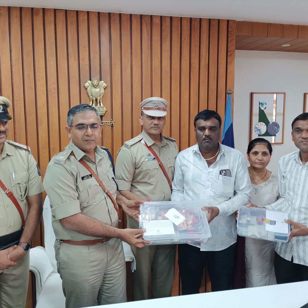 ટંકારામાં 26.04 લાખનો ચોરીનો મુદ્દામાલ મૂળ માલિકને પરત:કલ્યાણપર ગામેથી ચોરાયેલા સોના-ચાંદીના દાગીના અને રોકડ રકમ સુપ્રત કરાઈ