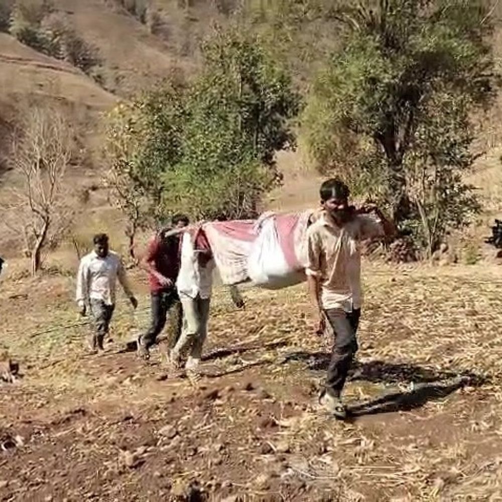 છોટાઉદેપુરના કુંડા ગામની પ્રસૂતાને ઝોળીમાં ઊંચકવી પડી:ધોમધખતા તાપમાં સ્વજનોએ એક કિમી ખેતર અને ડુંગરા ઓળંગવા પડ્યા, પહેલા પ્રાઈવેટ વાહન પછી 108માં હોસ્પિટલ ખસેડાઈ