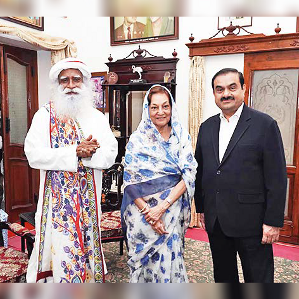 સદગુરુ જગ્ગી વાસુદેવ અને Gautam Adani ની કચ્છના મહારાણી પ્રીતિદેવી સાથે ભુજમાં મુલાકાત.