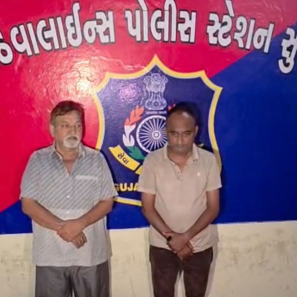 આધેડને હનીટ્રેપમાં ફસાવી 1.50 કરોડની ખંડણી વસૂલી:યુવતી સાથેનો નિર્વસ્ત્ર વીડિયો ઉતાર્યો, ત્રણ મિત્રોએ બ્લેકમેલ કરી રૂપિયા પડાવ્યા; અઢી વર્ષે ફરિયાદ થતા બેની ધરપકડ