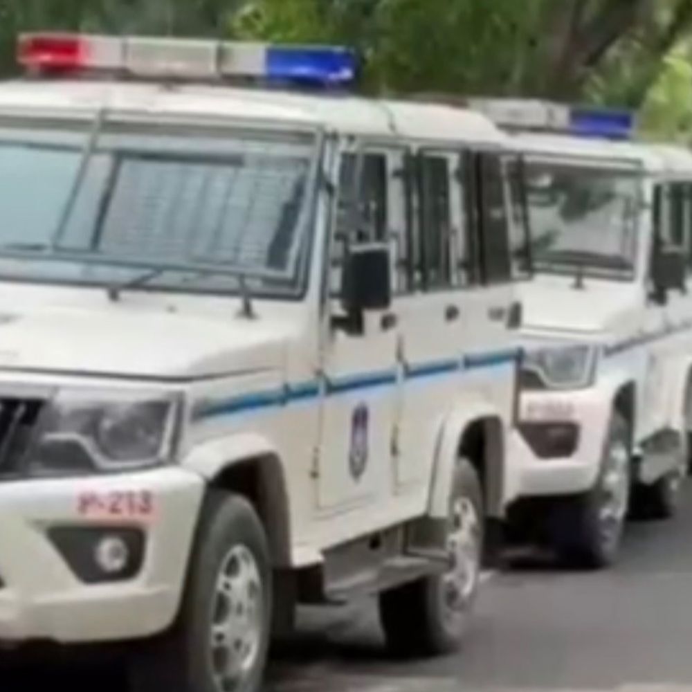 પતિએ પત્નીનું ગળું દબાવી હત્યા કરી:વેસુ આપઘાત કેસમાં હાઈકોર્ટે વૈભવ રૂંગટાની ધરપકડ પર વચગાળાનો સ્ટે, મંદિરમાં આવવું નહીં' કહી હુમલો કરનાર 9 શખસોને 3 વર્ષની કેદ