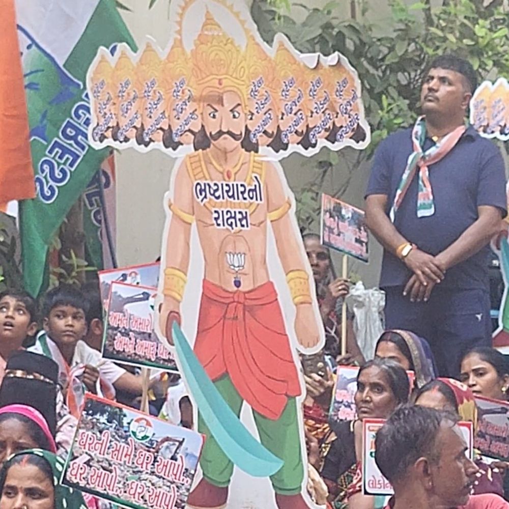 'ભ્રષ્ટાચારી રાવણ' બનાવી કોંગ્રેસે દક્ષિણ ઝોન ઓફિસે વિરોધ કર્યો:મણિનગર, ઇસનપુર, ખોખરા, લાંભાવોર્ડમાં પ્રાથમિક સુવિધાના અભાવે લોકોમાં રોષ