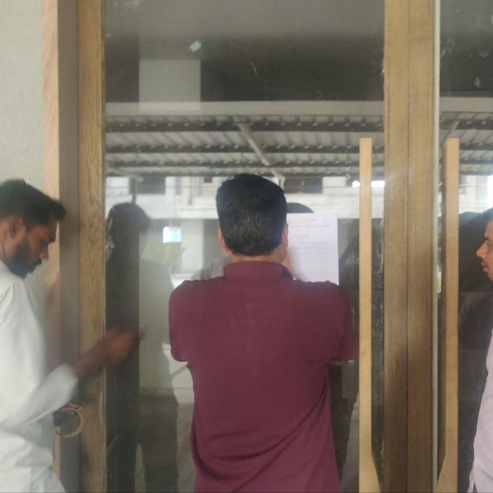 હવા પ્રદુષણ અટકાવવા કડક કાર્યવાહી:એસજી હાઇવે અને રિંગ રોડ આસપાસ 21 કન્સ્ટ્રક્શન સાઈટો ગ્રીન નેટ ન હોવાથી સીલ