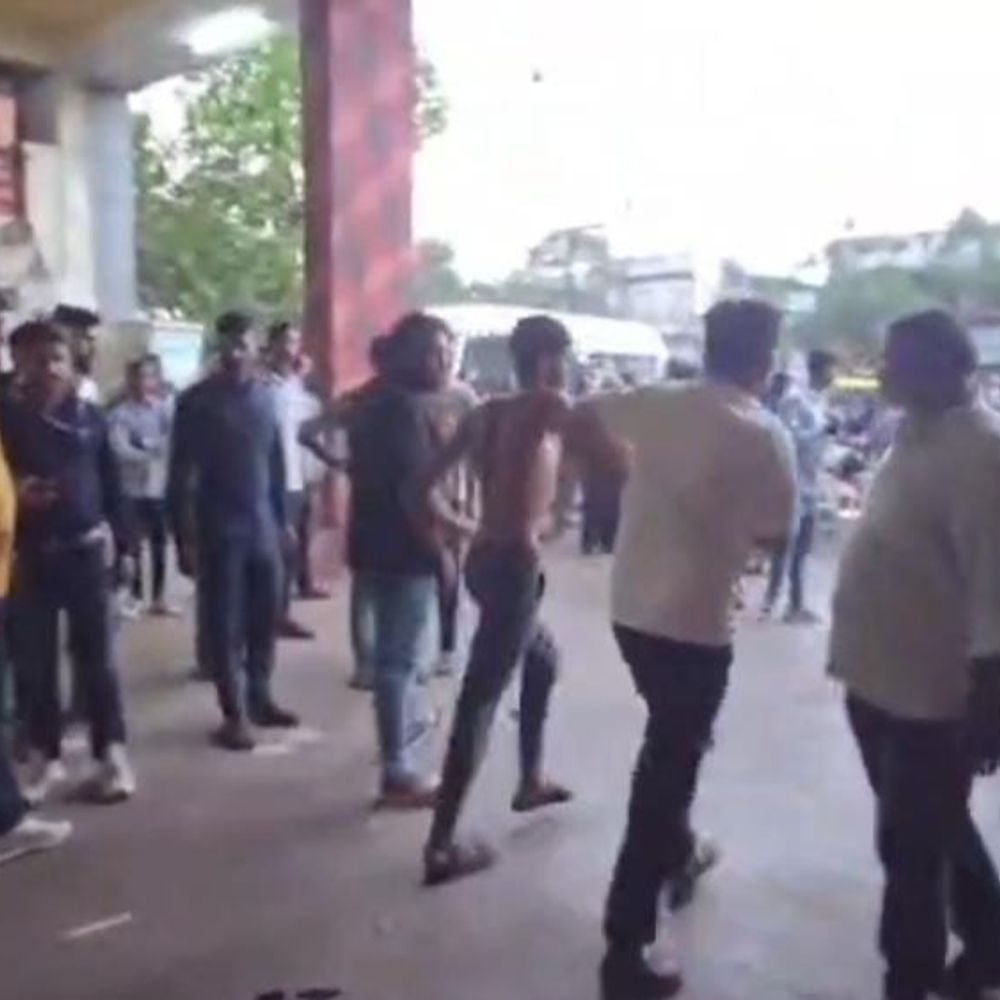 ફાયર સ્ટેશનમાં અજાણ્યા યુવકનો હુમલો:આડેધડ પથ્થરમારોનાં ઘા કરી ભારે હોબાળો મચાવ્યો, કર્મચારીનાં કપડાં ફાડતા પોલીસને સોંપાયો