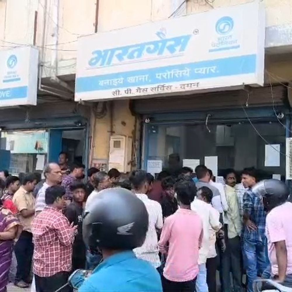 દમણમાં રાંધણ ગેસની અછતની અફવાઓ વચ્ચે તંત્રની સ્પષ્ટતા:ઘરેલુ ગેસ સિલિન્ડરનો પૂરતો જથ્થો ઉપલબ્ધ, શહેરીજનોએ ગભરાવાની જરૂર નથી