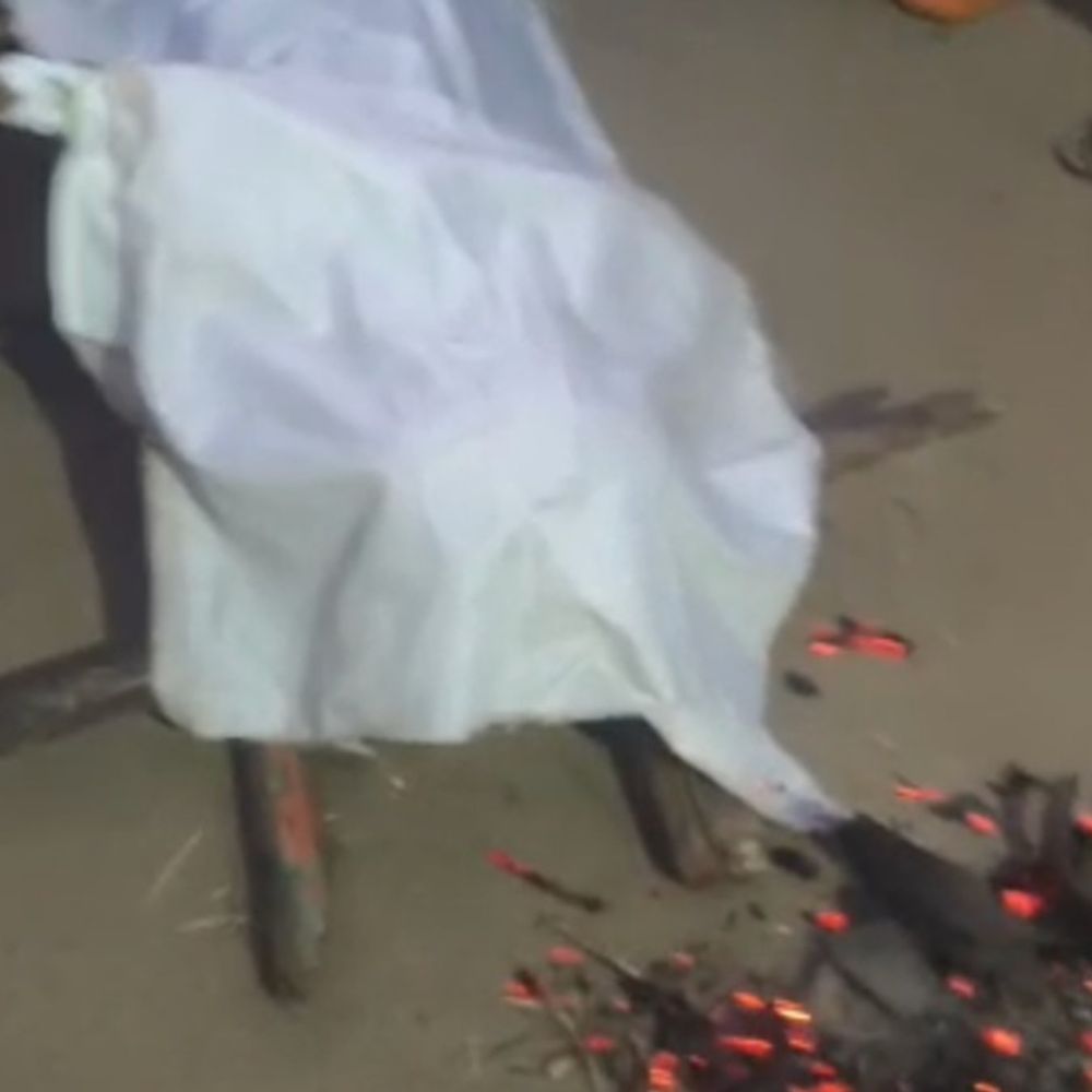 દહેગામમાં બે ડેરીના વિવાદમાં પશુપાલકો પિસાતા આકરા પાણીએ:મહિલાઓએ ઉત્તમ ડેરીના ચેરમેનની નનામી કાઢી પૂતળા દહન કર્યું, પશુપાલકોએ કલેક્ટર કચેરીએ દૂધ ઢોળી વિરોધ નોંધાવ્યો