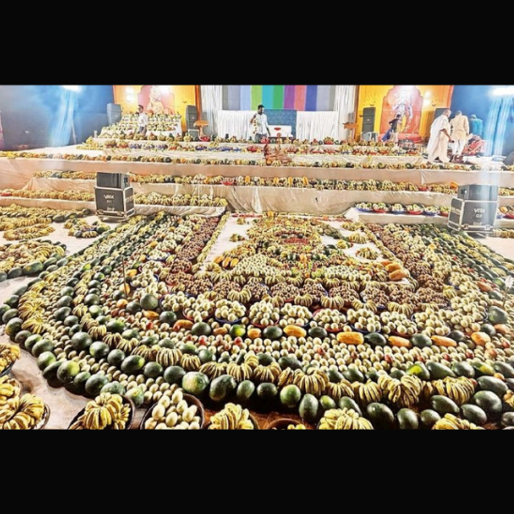 ભુજમાં Hanumant Charitra કથામાં ભવ્ય ફલોત્સવ: 11 હજાર કિલો ફળ ભગવાનને અર્પણ.