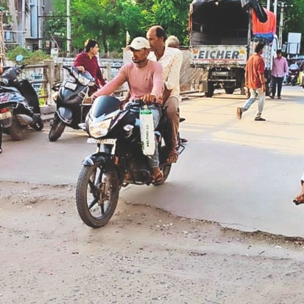 ભાસ્કર ઇન્વેસ્ટીગેશન:ખેડામાં રૂ 10.47 લાખનો સીસી રોડ 2 વર્ષમાં તૂટ્યો, સિમેન્ટ ઓછો વપરાતા રેતી-કપચી સાથે પકડ ન રહી