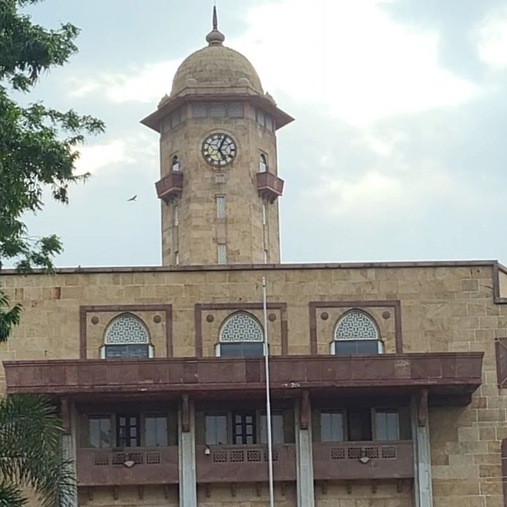 ગુજરાત યુનિ. ભરતી પ્રક્રિયામાં ફરી વિવાદમાં ઘેરાઈ:સિનિયર ક્લાર્કની ભરતીમાં નિયમો રાતોરાત બદલ્યા હોવાનો NSUIનો આક્ષેપ, જનરલ કેટેગરીની મહિલાઓ માટે વયમર્યાદા 40થી વધારી 45 કરાઈ