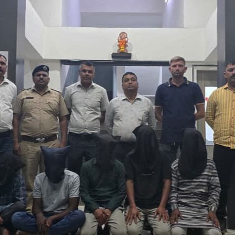 પ્લાસ્ટિક દાણાના વેપારીનું 2.50 લાખ માટે ફિલ્મી ઢબે અપહરણ:ધંધાના બાકી નીકળતા પૈસાની ઉઘરાણી બાબતે વિવાદ ચાલતો હતો, પોલીસે વ્યારા ટોલનાકા પરથી 5ને દબોચ્યા