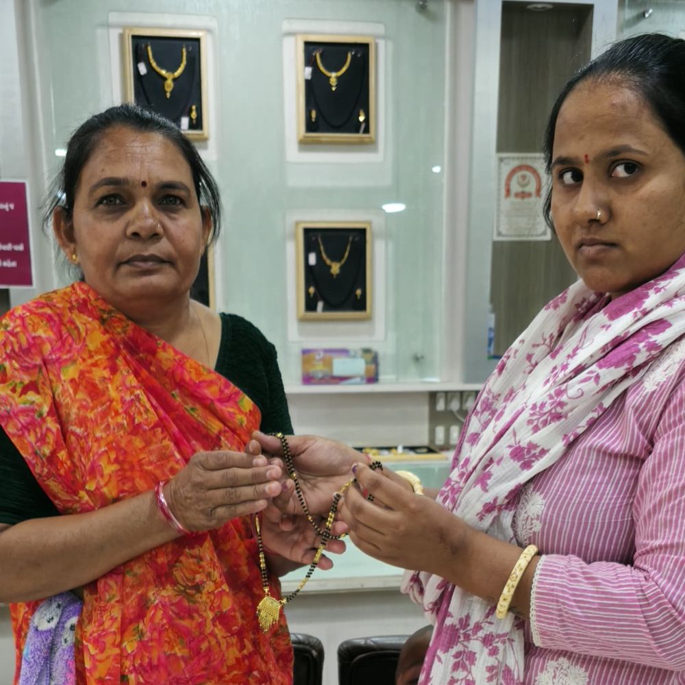 સુરેન્દ્રનગરમાં મહિલાને મળેલું બે તોલા સોનાનું મંગળસૂત્ર પરત કરાયું:મહેતા જ્વેલર્સ બહાર મળેલું મંગળસૂત્ર CCTVની મદદથી માલિકને સોંપાયું