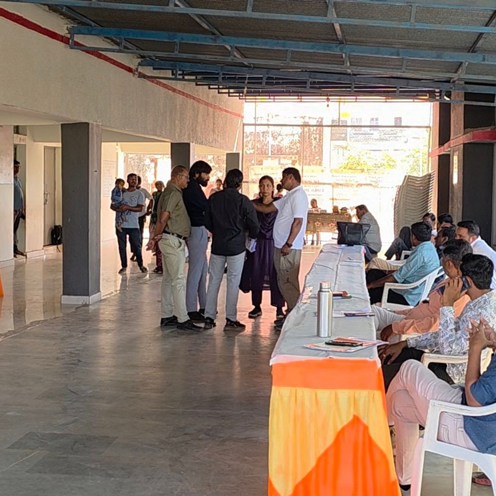 આગીયોલ સેવા સેતુ 2.0 માં આધારકાર્ડ સેવા ખોરવાઈ:લાભાર્થીઓ સવારથી રાહ જોતા રહ્યા, કર્મચારીઓ ગેરહાજર