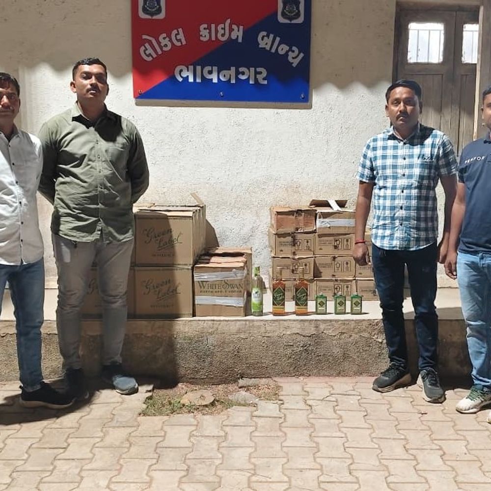 ભાવનગરમાં LCBની રેઇડ, સરદારનગરમાંથી 3 લાખનો વિદેશી દારૂ જપ્ત:રામતીર્થ સોસાયટીના મકાનમાંથી 756 બોટલ દારૂ ઝડપાયો, દરોડા સમયે શખસ હાજર ન મળ્યો