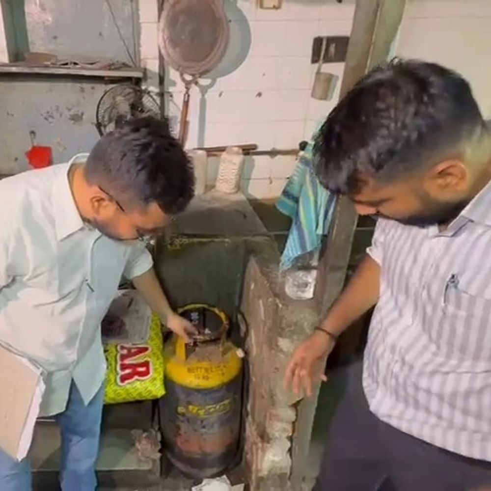 રાજકોટની નામાંકિત હોટેલ - રેસ્ટોરન્ટમાં પુરવઠાનું ચેકીંગ:યુધ્ધના પગલે અછત વચ્ચે કાળાબજારી રોકવા 2 દિવસમાં 50 થી વધુ સ્થળોએ તપાસ, માત્ર એક જગ્યાએથી ઘરેલું ગેસનો સિલિન્ડર જપ્ત